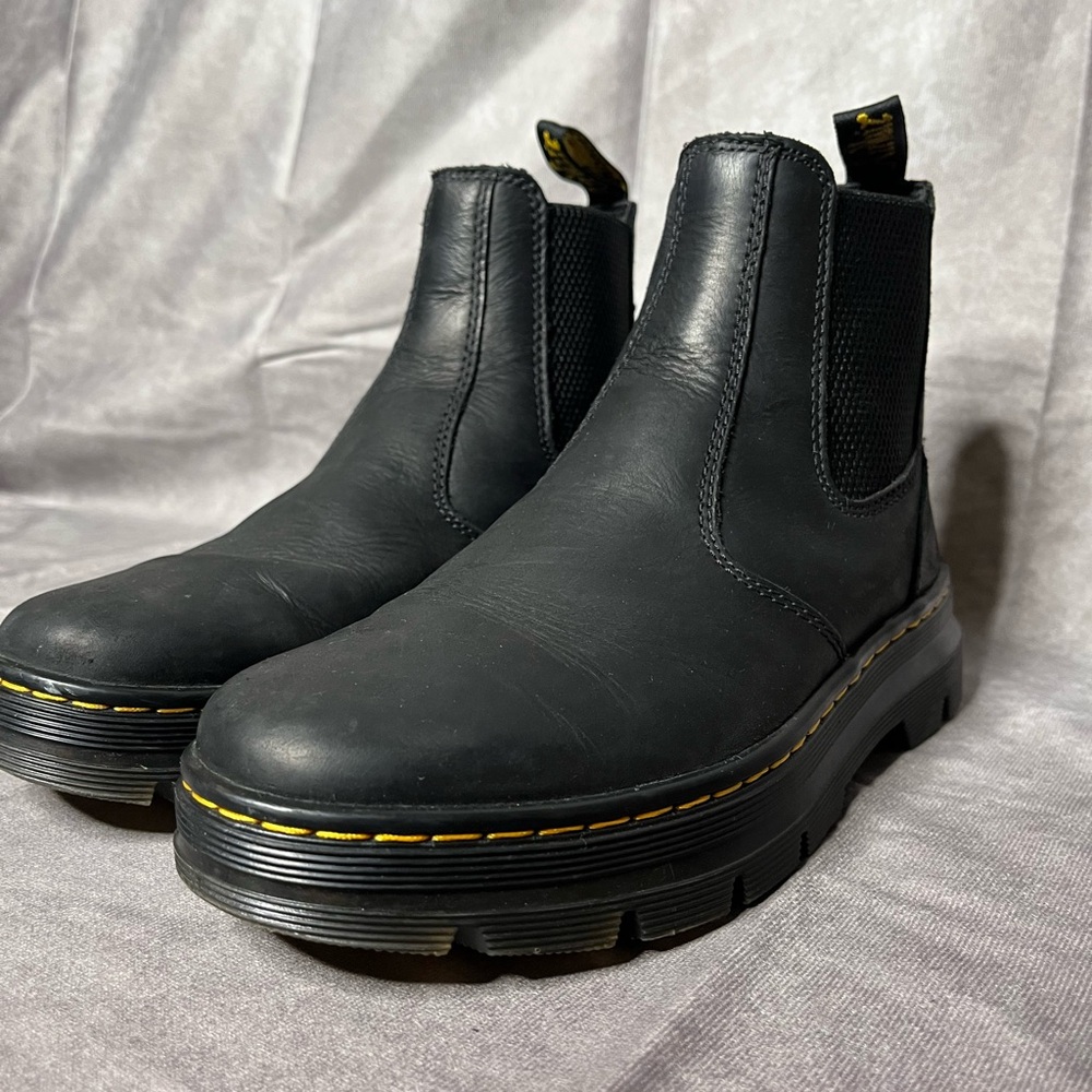 Dr. Martens Embury Chelsea Boots – Black Leather (Women’s 7 / Men’s 6)